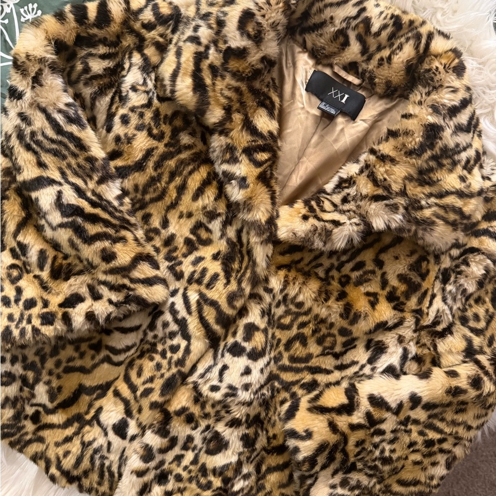 LARGE FOREVER 21 3/4 SLEEVE LEOPARD FAUX FUR COAT IN TAN BLACK HIDDEN BUTTONS